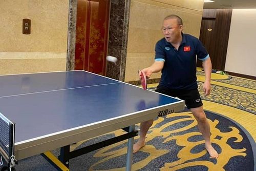 HLV Park thoải mái đi chân đất chơi bóng bàn trước trận gặp Nhật Bản