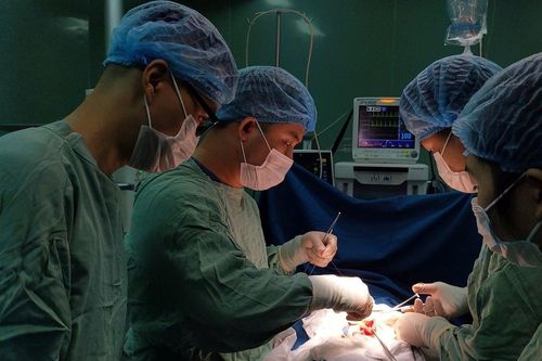 Phẫu thuật lấy búi tóc nặng 0,5 kg trong dạ dày bé gái