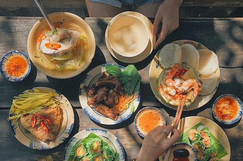 Chủ tịch TP.HCM: Đánh giá lại việc ăn uống tại chỗ