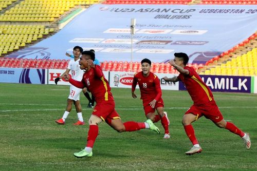 Chủ tịch UBND tỉnh Thừa Thiên Huế tặng bằng khen cho cầu thủ Hồ Thanh Minh