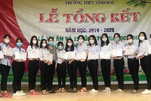 Nữ sinh quét chợ nuôi ước mơ đại học