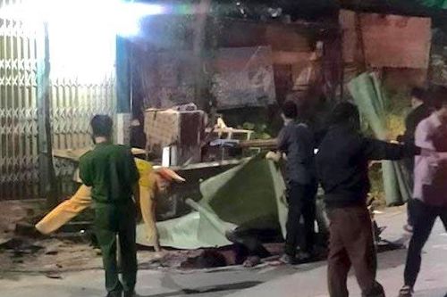 Nghệ An: 2 xe máy va quệt nhau, đâm vào lan can đường, 4 người thương vong