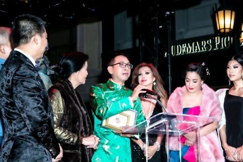 Đạo diễn 'Phượng Khấu' ẵm giải thưởng lớn tại Liên hoan Phim Thế giới châu Á