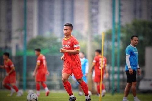 TT-Huế khen thưởng cầu thủ người Tà Ôi Hồ Thanh Minh