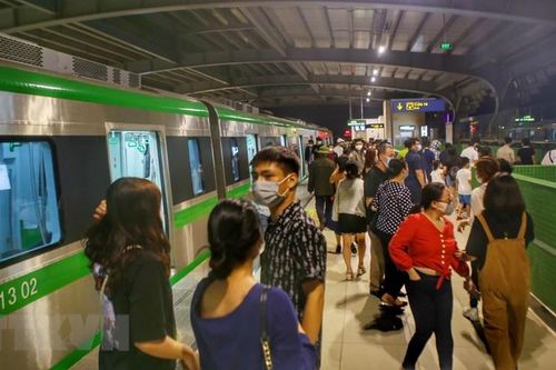 Đông người đi tàu Cát Linh-Hà Đông, liệu có đảm bảo phòng chống dịch?