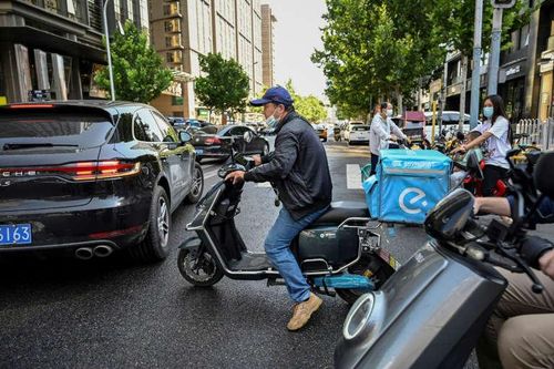 Tài xế công nghệ giao đồ ăn ở Trung Quốc gặp khó vì quy định của ứng dụng