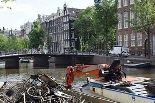 Nghề lạ: Độc đáo nghề 'câu xe đạp' dưới lòng kênh