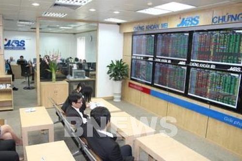 Chứng khoán tiếp tục lập đỉnh mới, thanh khoản đạt hơn 1 tỷ USD