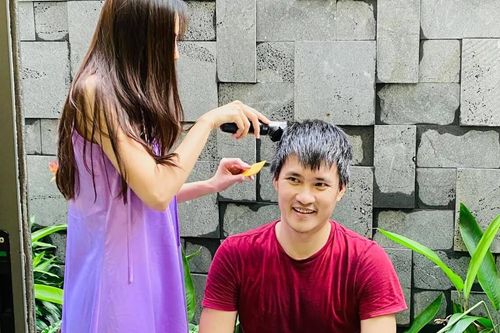 Netizen soi ra điểm chung trong hai bài đăng của vợ chồng Thủy Tiên - Công Vinh hậu 'mưa sao kê'