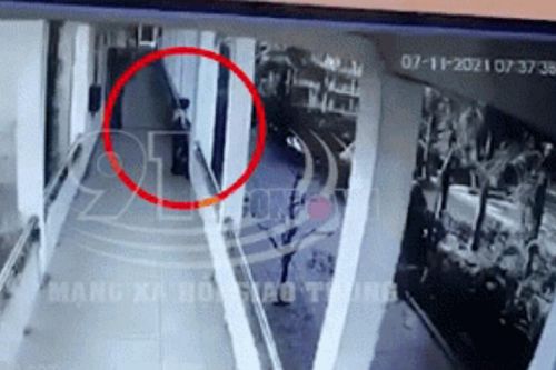 Clip: Khoảnh khắc trước lúc nam sinh rơi từ tầng 3 trường học xuống đất tử vong khiến nhiều người xót xa
