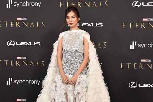 Thảm đỏ rực rỡ với xu hướng váy Cape