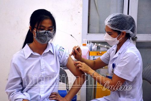 Gần 1.200 học sinh Trường THPT TP. Điện Biên Phủ được tiêm vắc xin phòng Covid-19