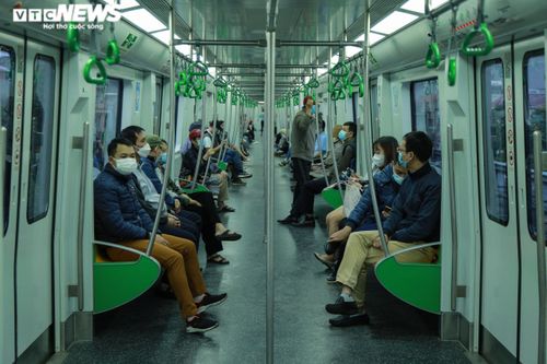 Nhân viên công sở bỏ ô tô, đi làm bằng tàu điện Cát Linh - Hà Đông