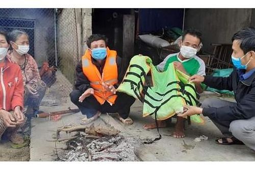 Hai ngư dân Hà Tĩnh may mắn thoát nạn khi chìm thuyền đánh cá