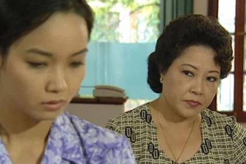 Quên điện thoại quay về nhà lấy vô tình biết được chuyện kinh hoàng từ mẹ chồng
