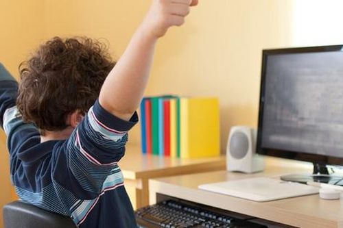 Học online: 'Rèn nề nếp cho con quan trọng hơn việc bắt ép'