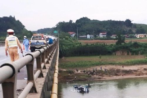 Ôtô rơi xuống sông sau khi tông gãy hộ lan cầu