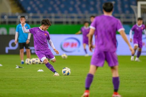 Quang Hải tập sút phạt trên sân Mỹ Đình trước trận gặp Nhật Bản