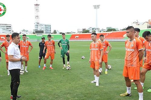 Các CLB V-League cùng vượt khó