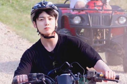 Fan 'phát sốt' với gương mặt mộc, tóc chưa chải của Jungkook BTS