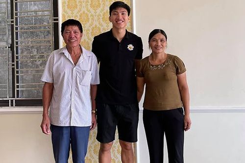 Văn Hậu được Bùi Tiến Dũng tặng quà độc đáo trước ngày đi Hàn Quốc