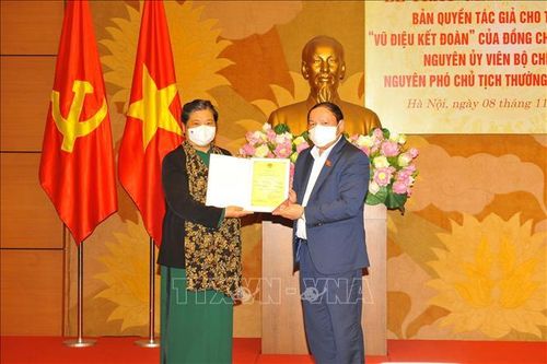 Trao chứng nhận bản quyền tác phẩm 'Vũ điệu kết đoàn' của đồng chí Tòng Thị Phóng