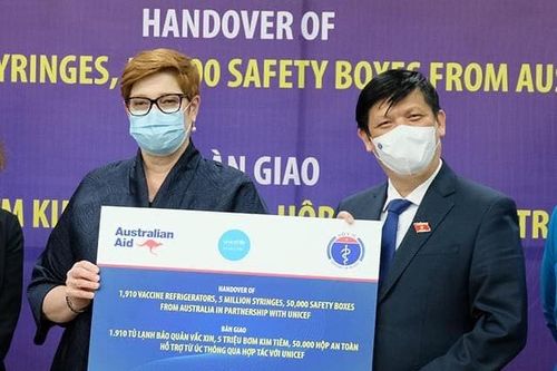 Tiếp nhận tủ bảo quản vaccine, vật tư tiêm chủng do Australia và UNICEF hỗ trợ
