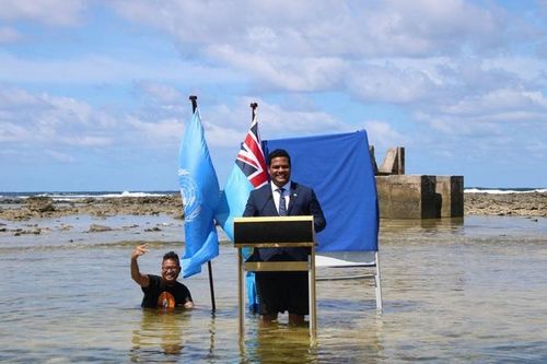 Ngoại trưởng Tuvalu lội nước gửi thông điệp tới COP26