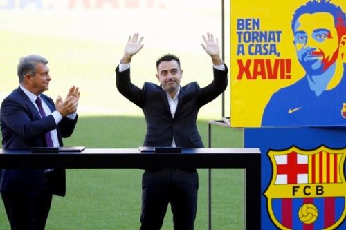 Xavi ra mắt Barca, hàng ngàn cổ động viên chào đón