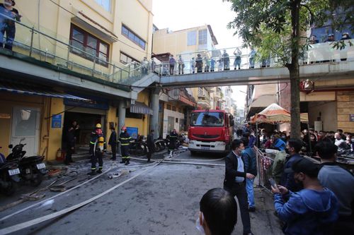 Cháy nhà dân sát chợ Cầu Đông, tiểu thương hốt hoảng tháo chạy