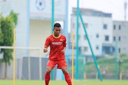 Chủ tịch tỉnh Thừa Thiên Huế tặng Bằng khen cho cầu thủ người Tà Ôi – Hồ Thanh Minh