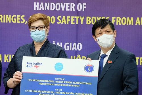 Bộ Y tế tiếp nhận trang thiết bị chống dịch từ Chính phủ Australia và UNICEF