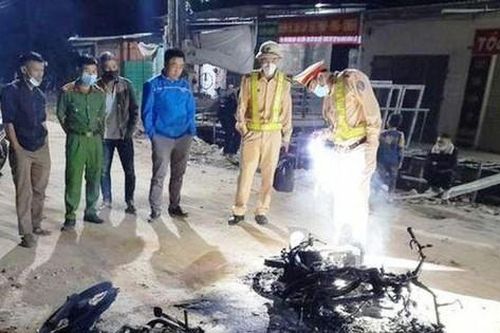 Hai xe máy cháy thành tro sau va chạm, 1 người bị bỏng nặng