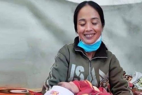 Bé gái sơ sinh bị bỏ rơi bên vệ đường trong đêm
