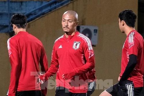 Vắng 11 trụ cột, 17 cầu thủ của tuyển Nhật Bản tập nhẹ tại sân Hàng Đẫy