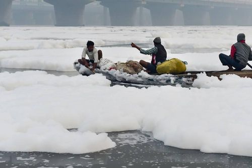Bọt trắng độc hại phủ đầy sông ở thủ đô New Delhi, Ấn Độ