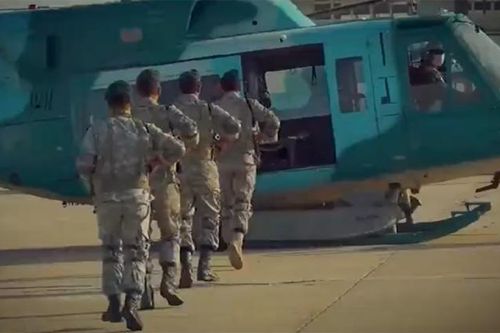 Video binh sĩ trẻ Iran hăng say tập trận với vũ khí mới