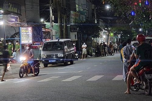 Nghe tiếng hét thất thanh, người dân chạy vào phòng trọ kiểm tra thì phát hiện một cô gái đã tử vong
