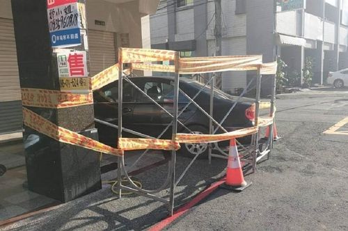 Bị người lạ đỗ xe chặn trước cửa, cách trừng phạt 'cực chất' của chủ nhà khiến dân tình hả hê