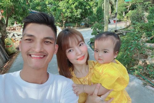Con gái Mạc Văn Khoa hóa thành 'công chúa mùa đông' tạo dáng chuyên nghiệp như người mẫu nhí