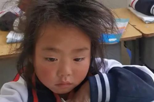 Không thể giải được bài Toán, bé gái tiểu học 'vò đầu bứt tai' khiến cô giáo phải bật cười