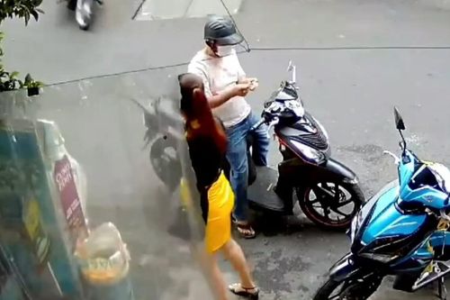 Nam khách hàng phàn nàn nhân viên trả thiếu tiền, lúc kiểm tra camera thì phát hiện hành vi đáng xấu hổ
