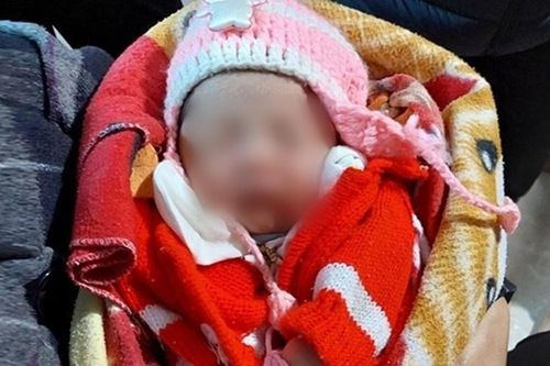 Hà Tĩnh: Bé gái sơ sinh bị bỏ rơi bên đường cùng vài bộ quần áo cũ