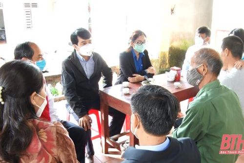 Thăm hỏi, động viên gia đình có học sinh bị đuối nước tại xã Xuân Sinh, huyện Thọ Xuân