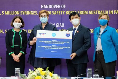 Việt Nam tiếp nhận vật tư y tế từ Australia và UNICEF hỗ trợ