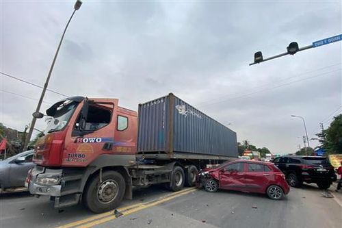 Xe container tông phía sau ô tô con gây tai nạn liên hoàn