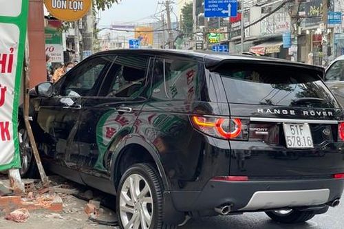 Xe Range Rover lao lên vỉa hè ở Sài Gòn tông tử vong người đi bộ