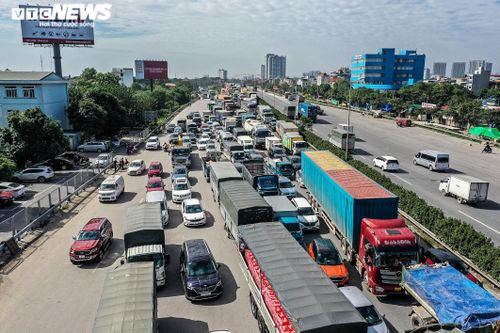 Container bị lật trên cầu, đường trên cao ở Hà Nội tắc dài nhất lịch sử