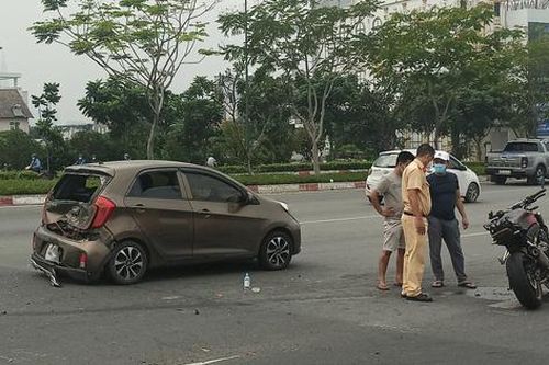 Xe phân khối lớn đâm nát đuôi ô tô trên đại lộ Phạm Văn Đồng