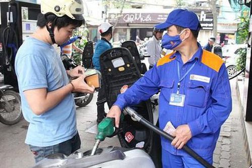Giá xăng sẽ tiếp tục tăng sốc vào ngày mai?